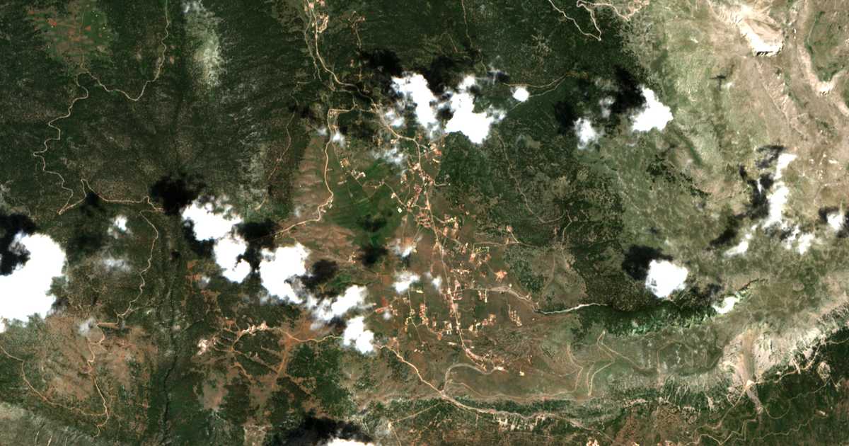 Hartă satelitară: Kalývia Livadíou Arachóvis