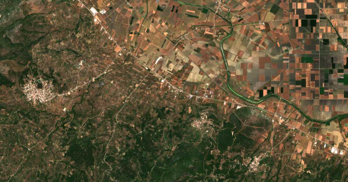 Hartă satelitară: Agía Paraskeví