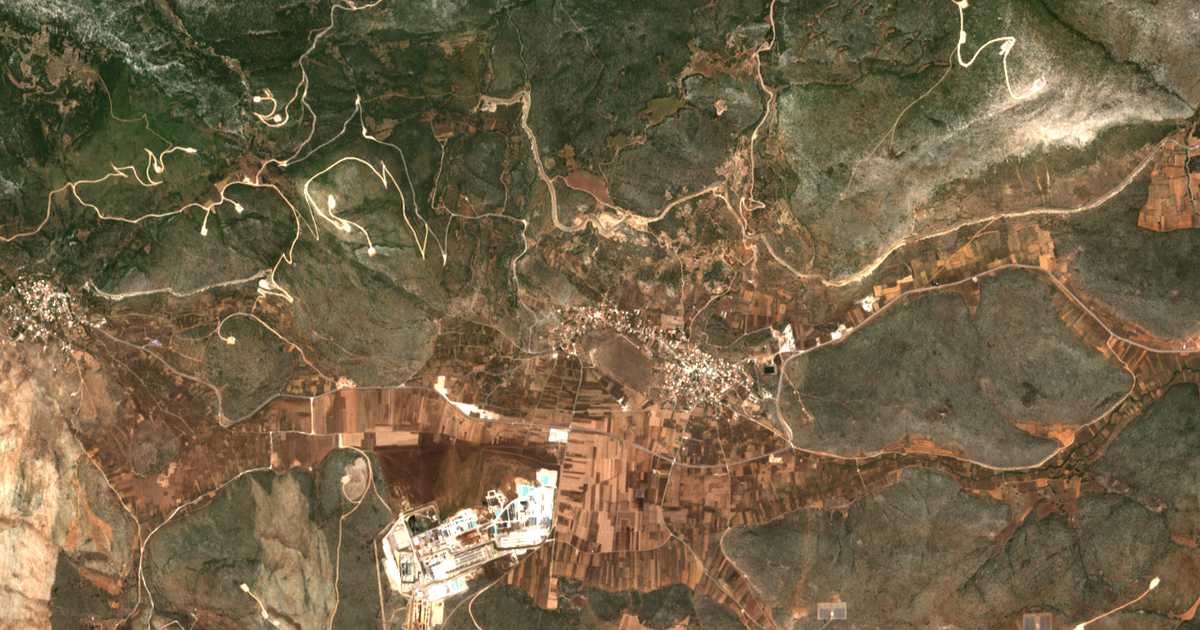 Hartă satelitară: Thísvi