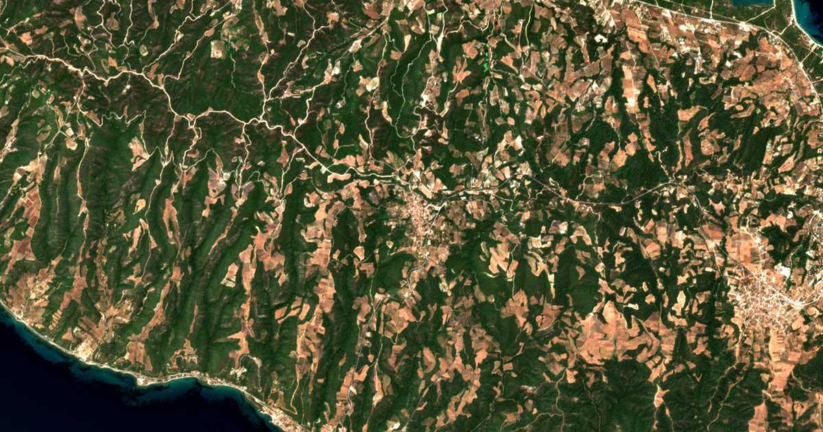 Hartă satelitară: Agía Paraskeví