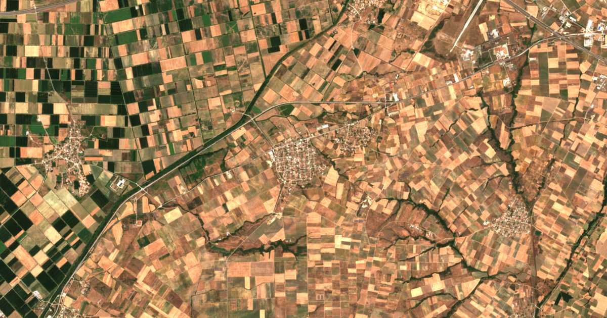 Hartă satelitară: Aígeiros