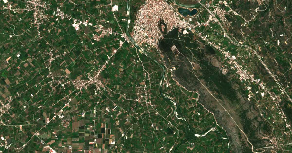 Hartă satelitară: Agía Triás