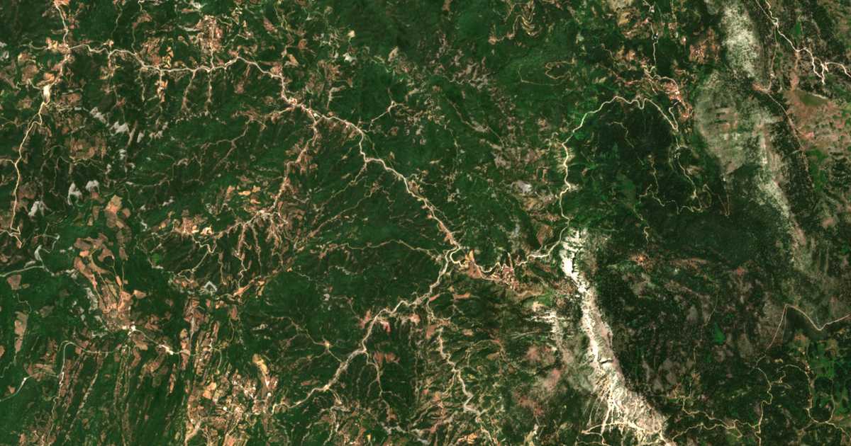 Hartă satelitară: Agía Paraskeví