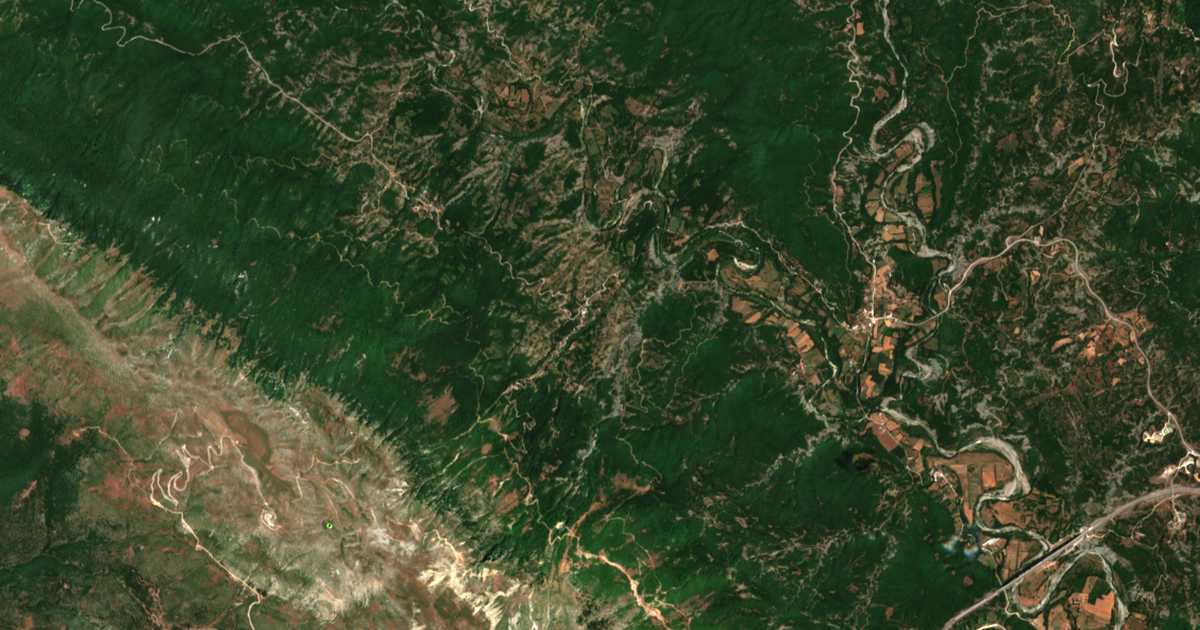 Hartă satelitară: Karyaí