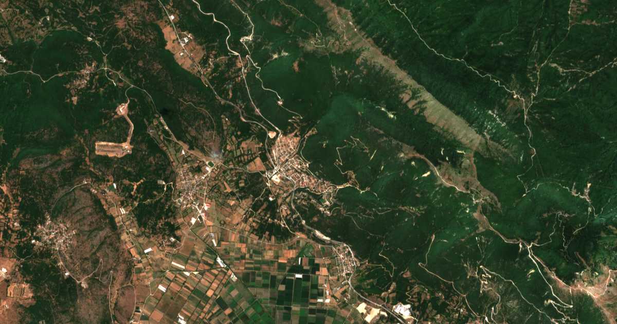 Hartă satelitară: Karyaí