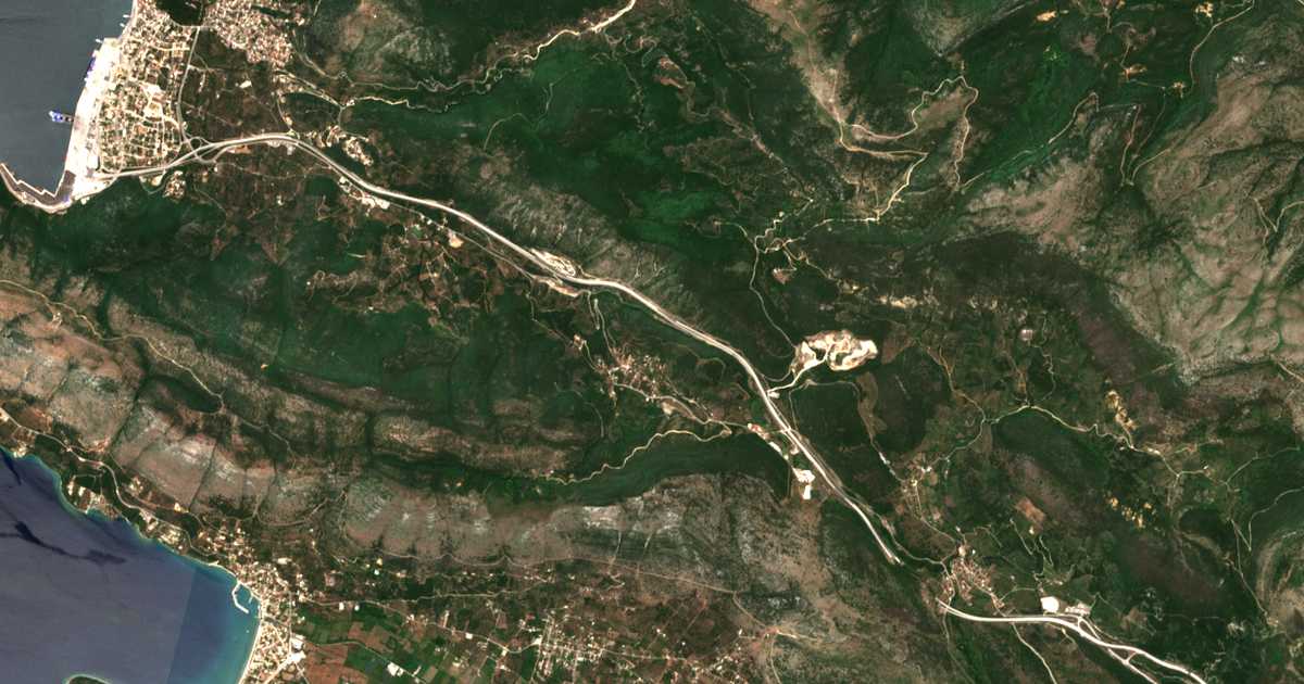 Hartă satelitară: Agía Marína