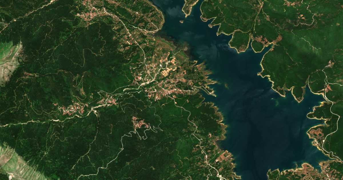 Hartă satelitară: Kalývia