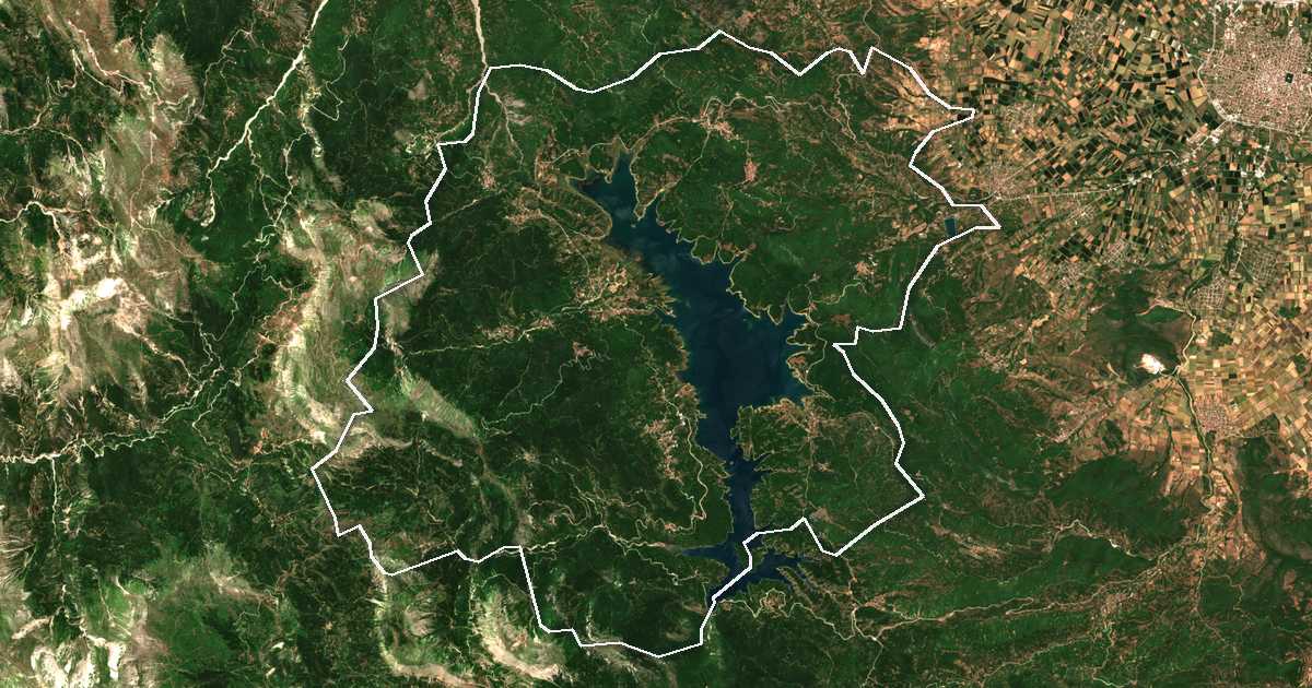 Imagine din satelit cu limita trasată: Dímos Límnis Plastíra