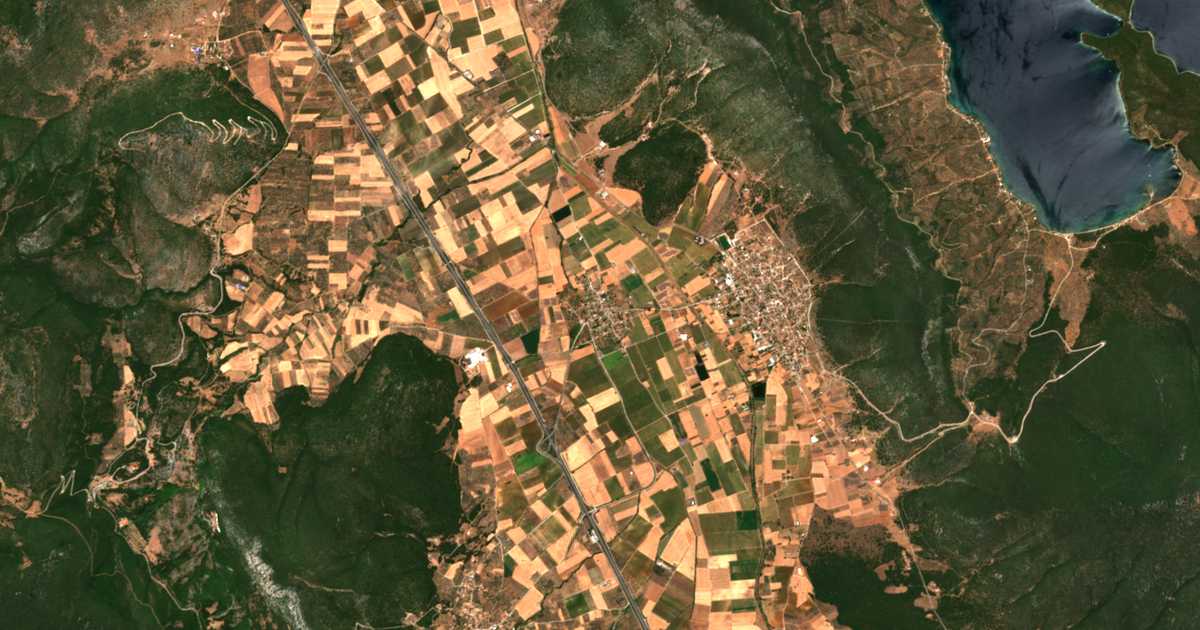Hartă satelitară: Agía Triás