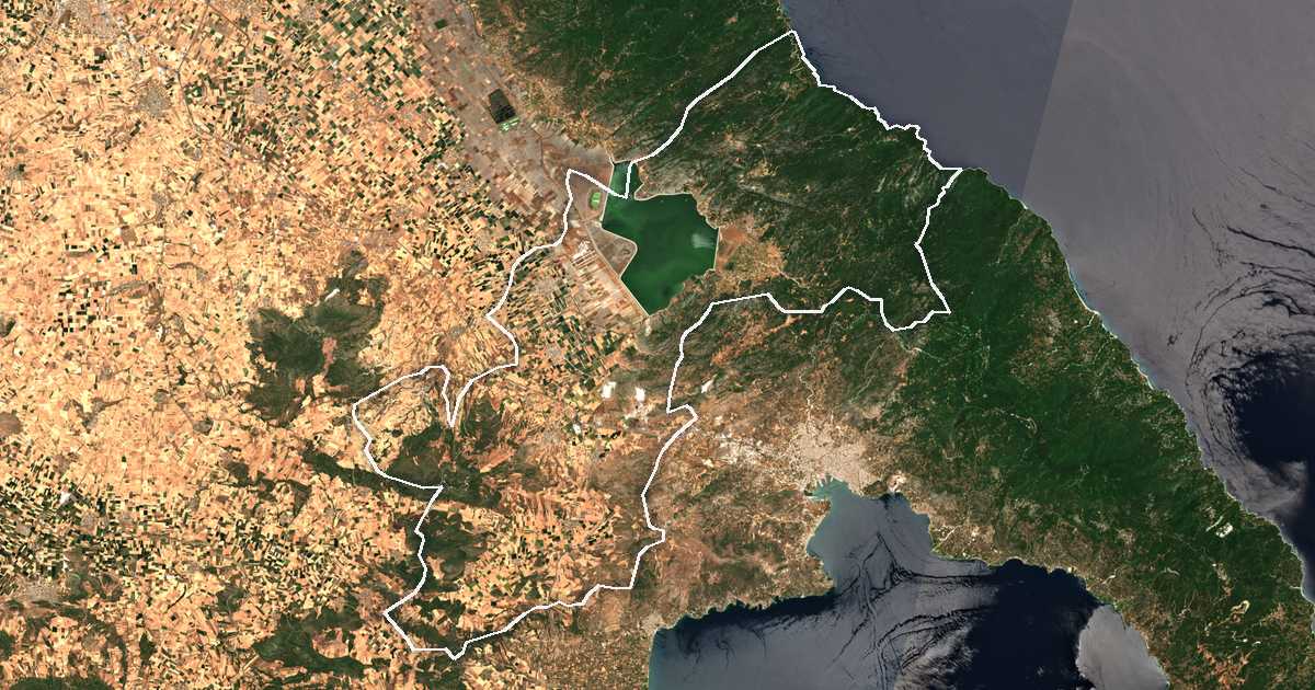 Imagine din satelit cu limita trasată: Dímos Ríga Feraíou