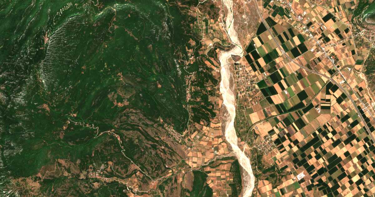 Hartă satelitară: Agía Paraskeví