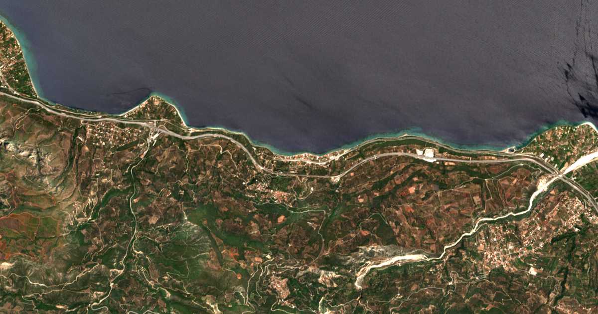 Hartă satelitară: Paralía Platánou