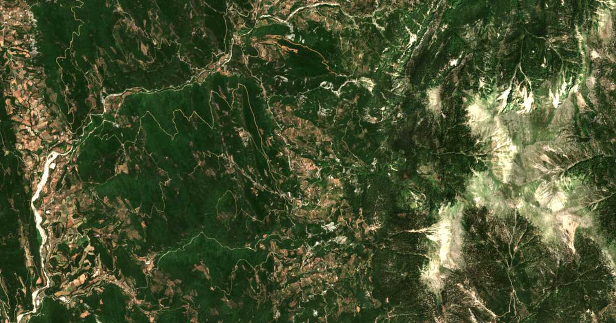 Hartă satelitară: Agía Paraskeví