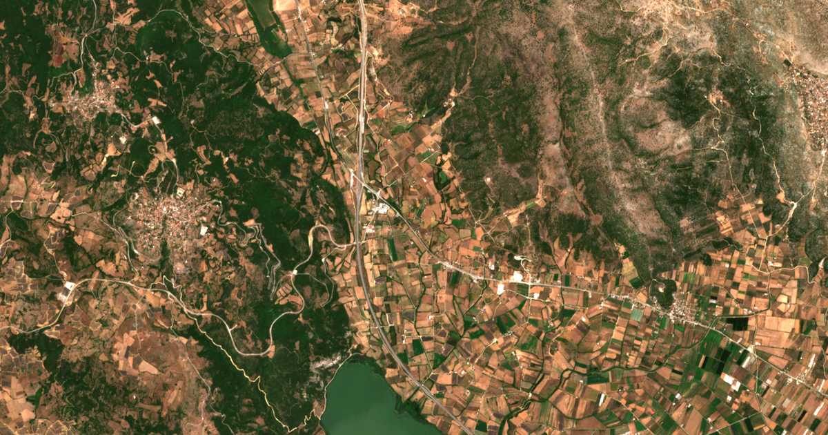 Hartă satelitară: Kouvarás