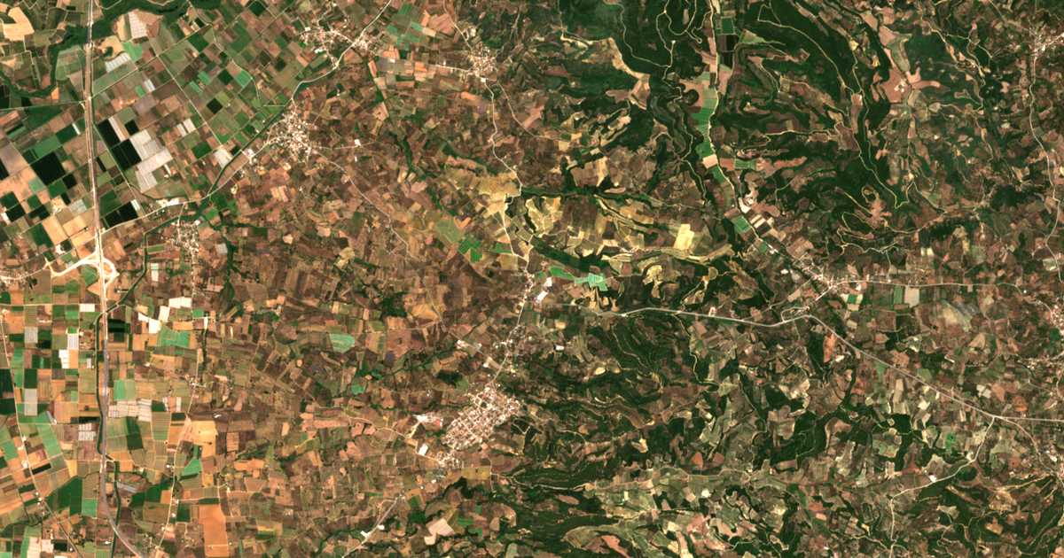 Hartă satelitară: Péra Chavári